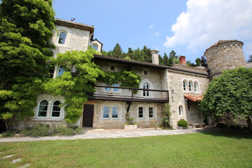 Villa in Divonne-les-Bains, France, 1 100 m² - picture 1