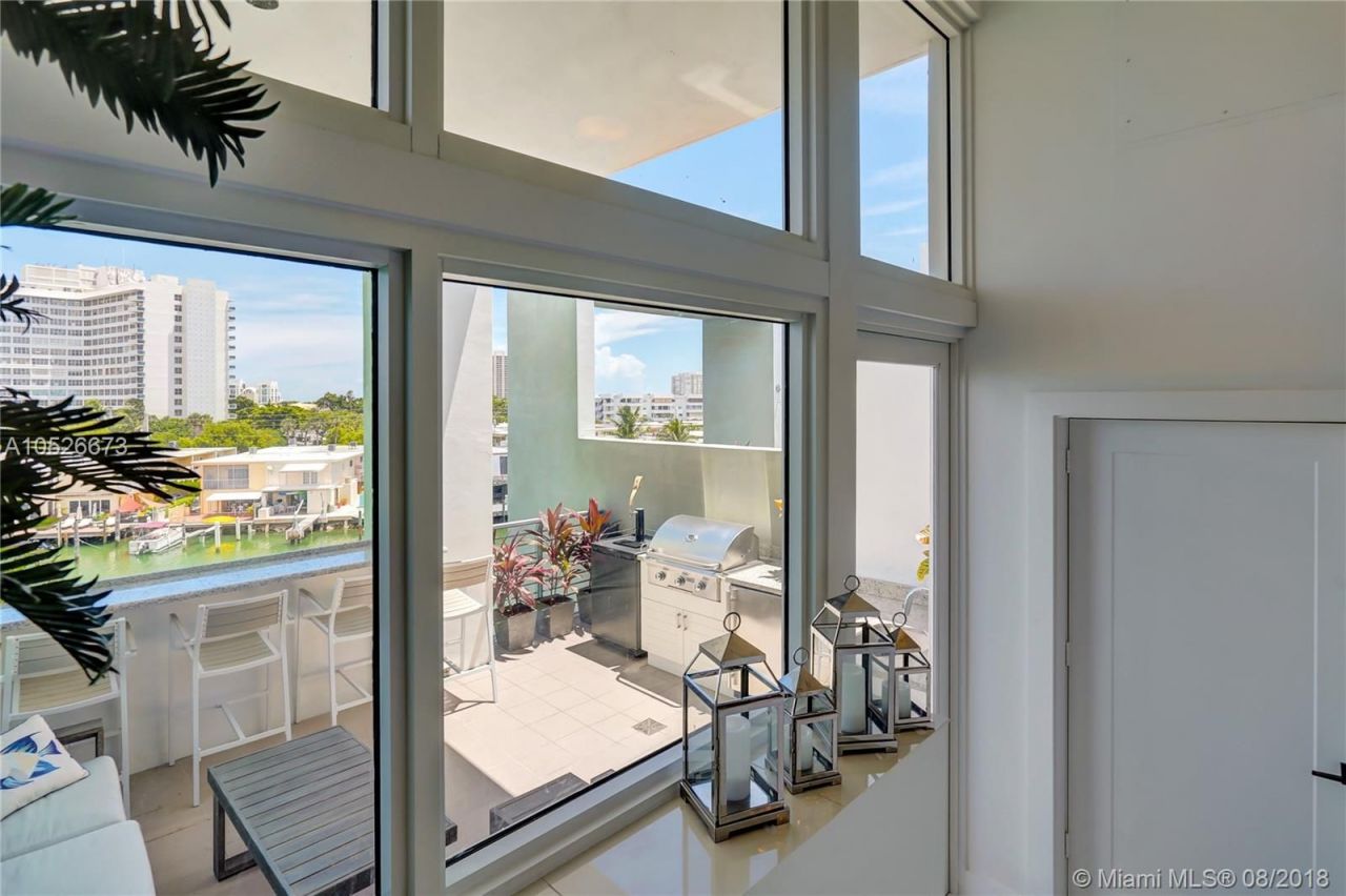 Casa adosada en Miami, Estados Unidos, 240 m² - imagen 3