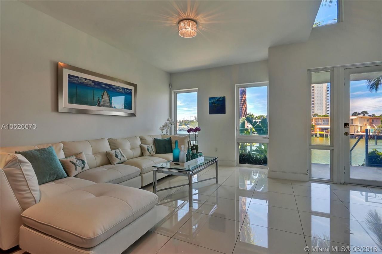 Casa adosada en Miami, Estados Unidos, 240 m² - imagen 11