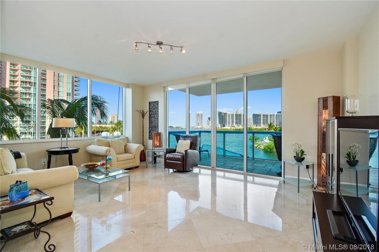 Flat in Miami, USA, 210 m² - picture 1