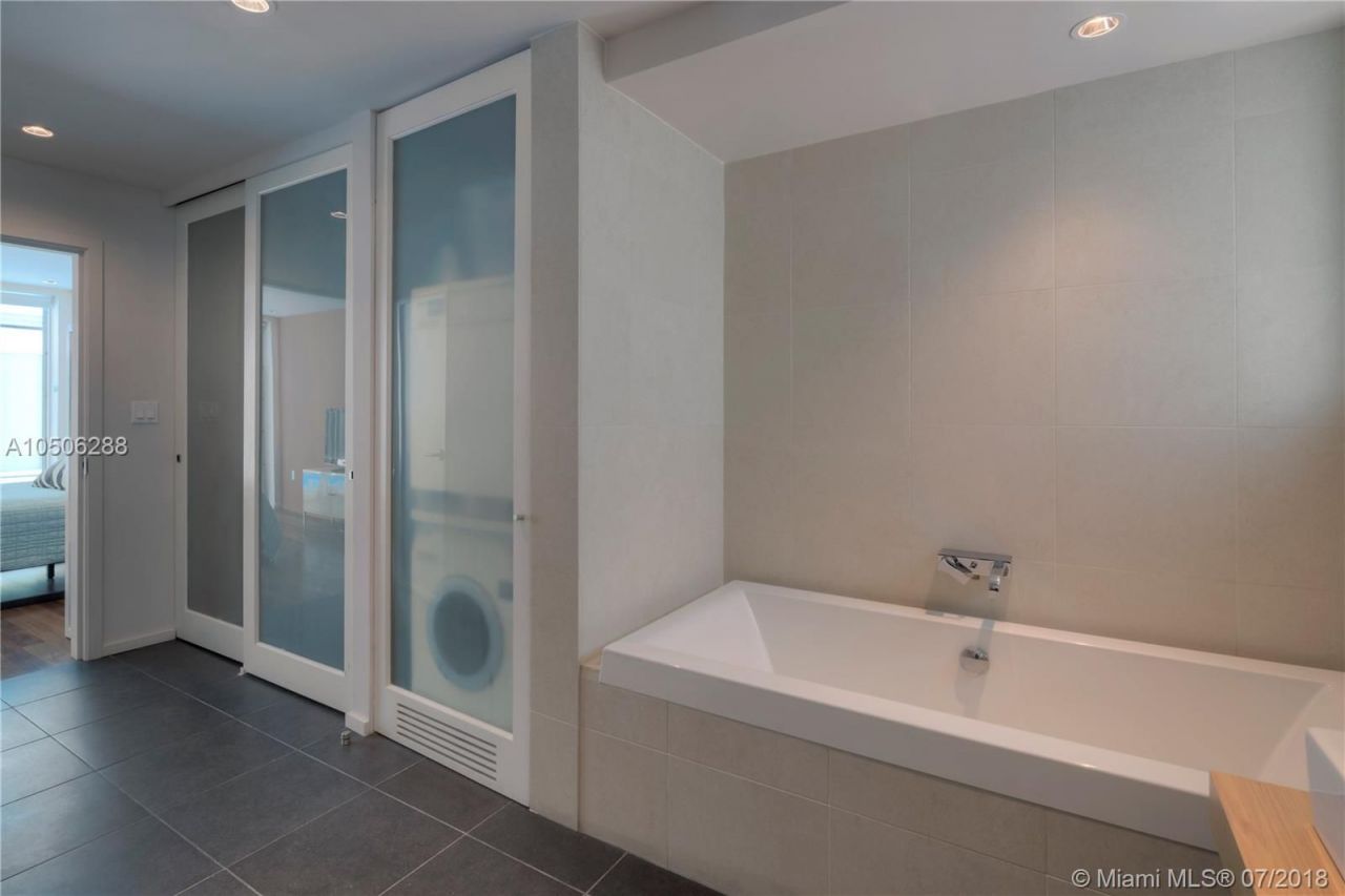 Flat in Miami, USA, 80 m² - picture 10