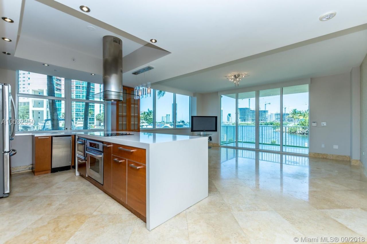 Flat in Miami, USA, 220 m² - picture 1