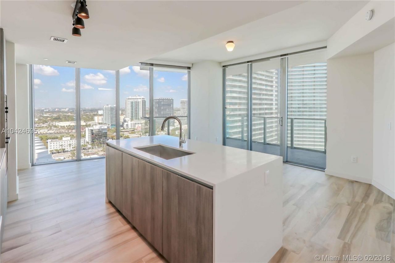 Flat in Miami, USA, 120 m² - picture 1