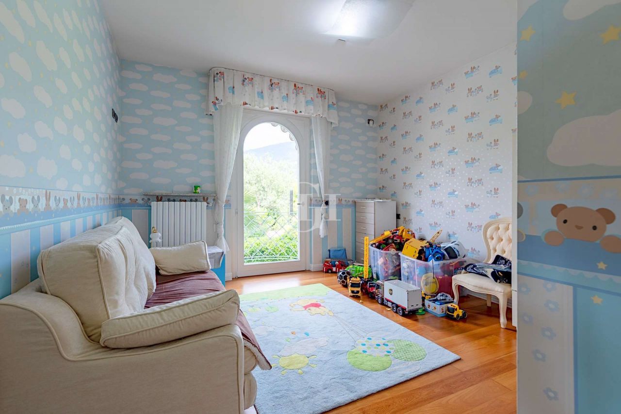 Villa on Lake Garda, Italy, 570 m² - picture 15