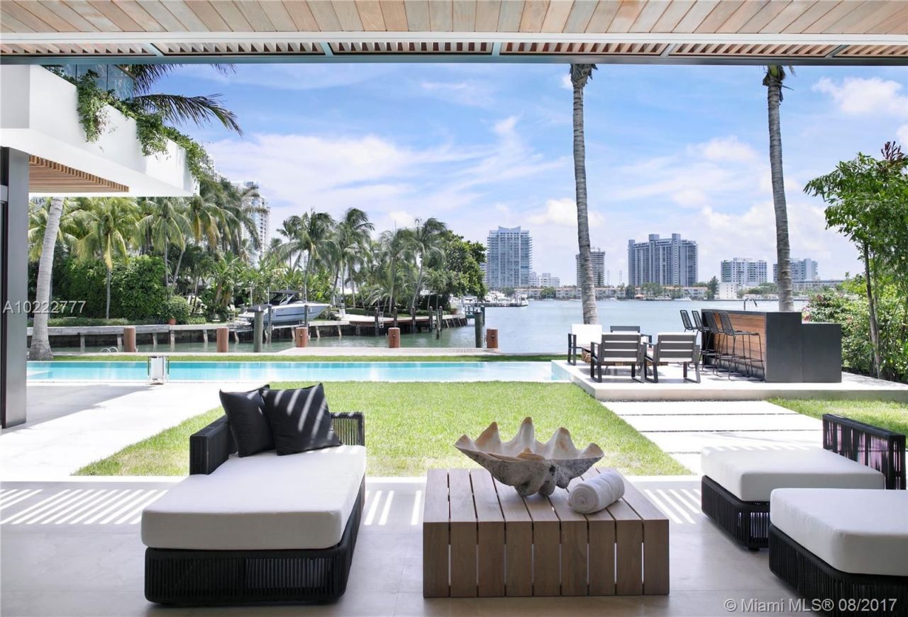 Villa à Miami, États-Unis, 730 m² - image 1