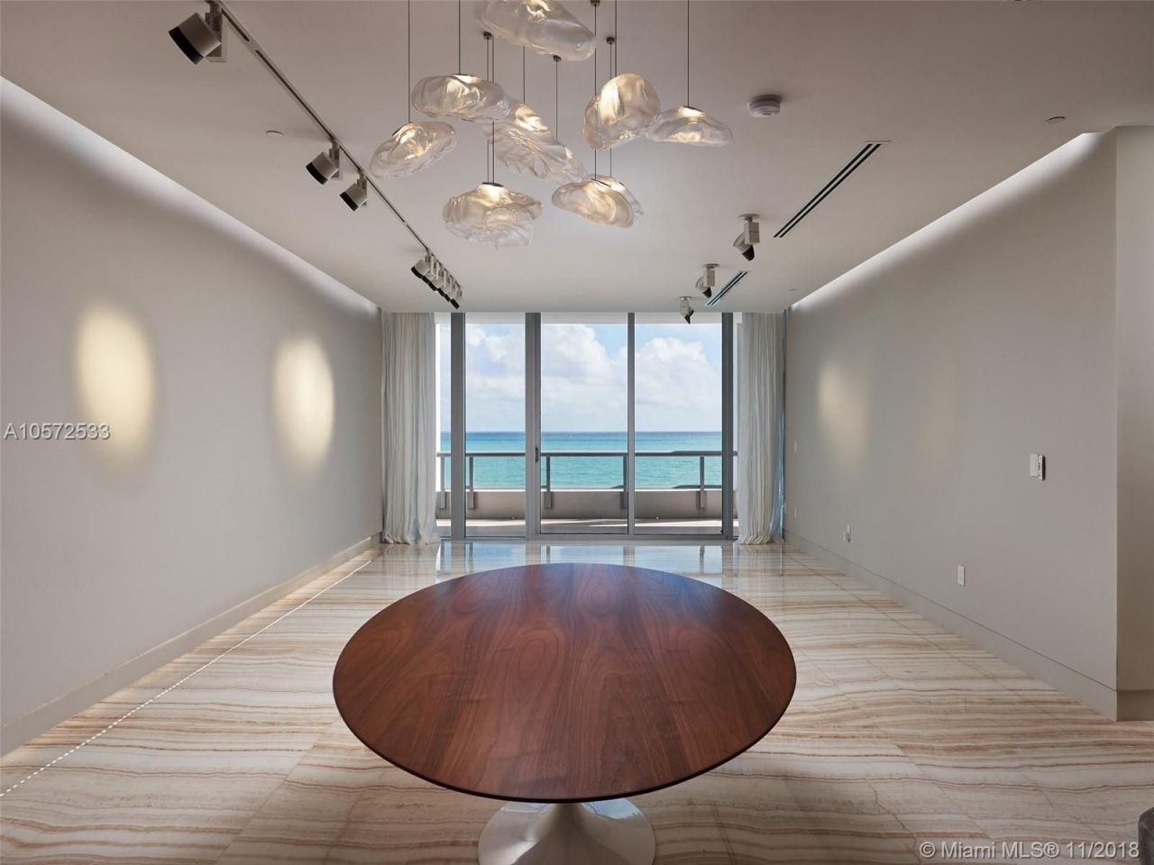 Apartamento en Miami, Estados Unidos, 200 m² - imagen 1