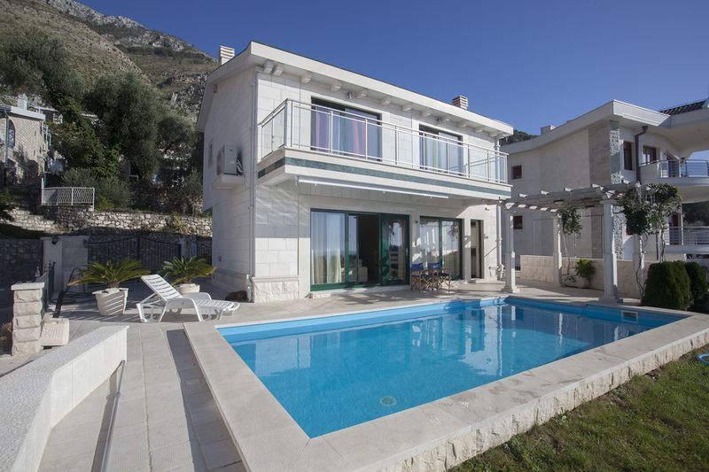 Villa in Rezevici, Montenegro, 200 m² - picture 1