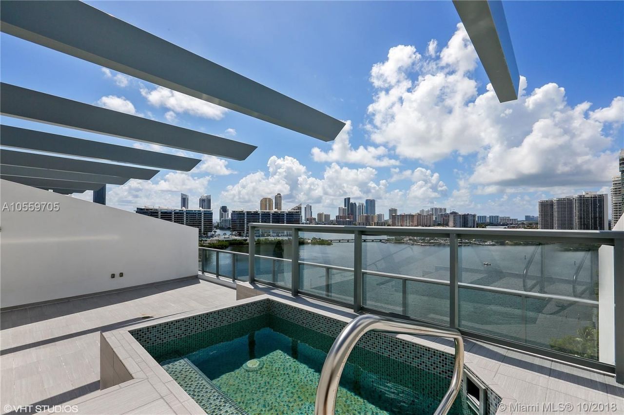 Penthouse in Miami, USA, 270 m² - picture 1