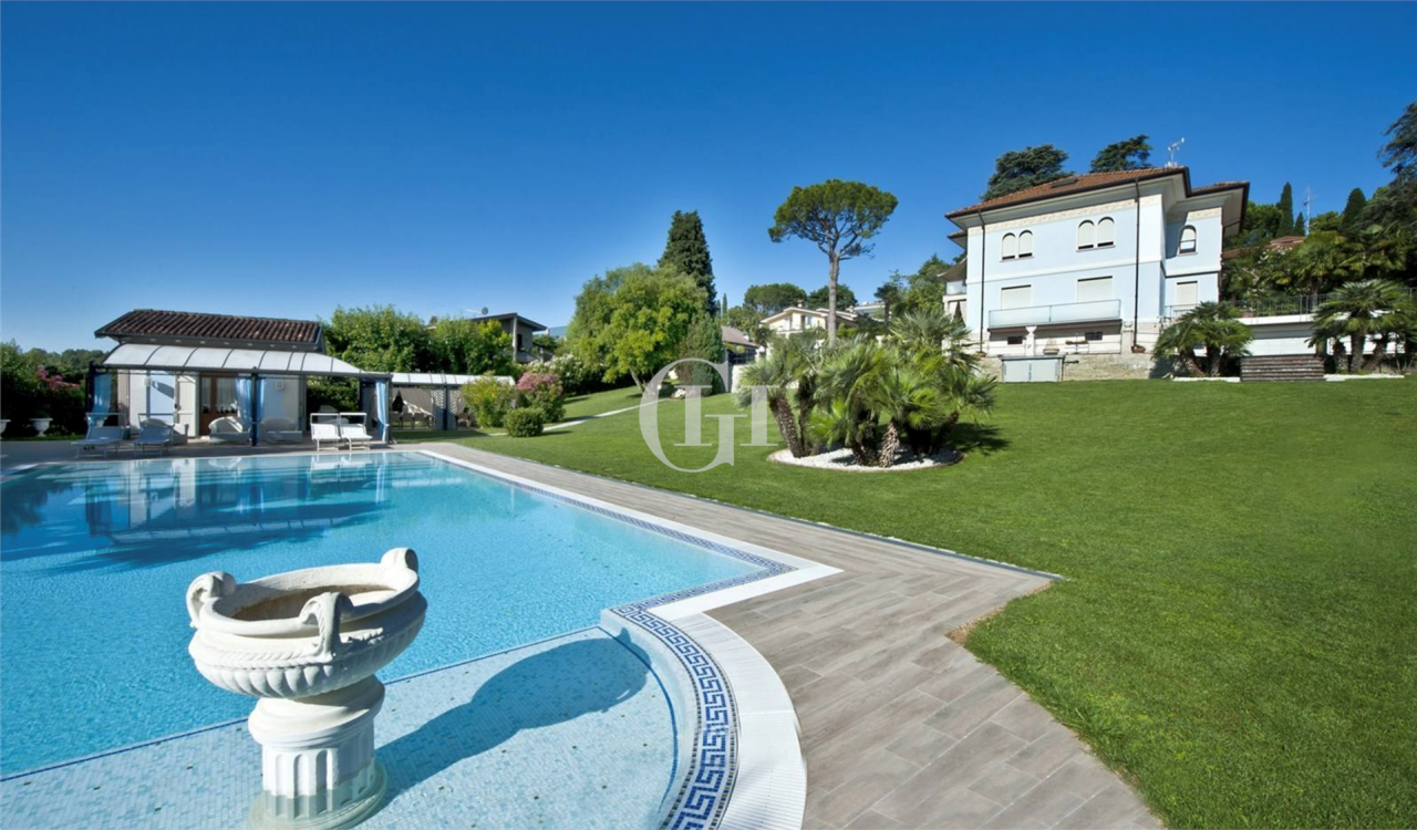 Villa por Lago de Garda, Italia, 990 m² - imagen 1