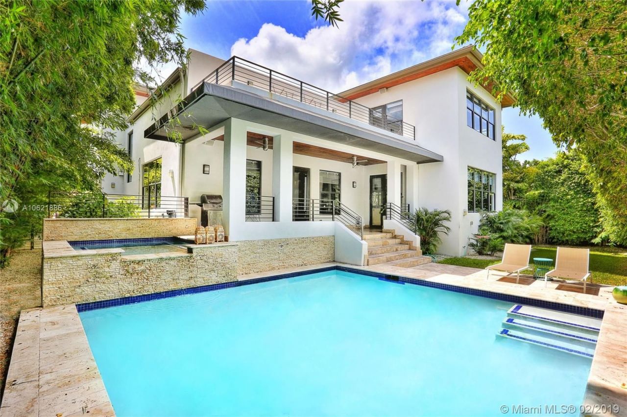 Villa à Miami, États-Unis, 360 m² - image 1