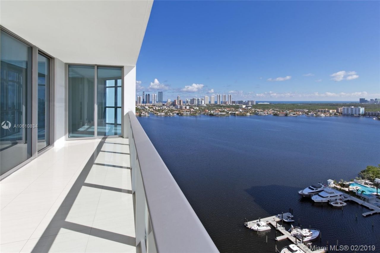 Flat in Miami, USA, 210 m² - picture 1