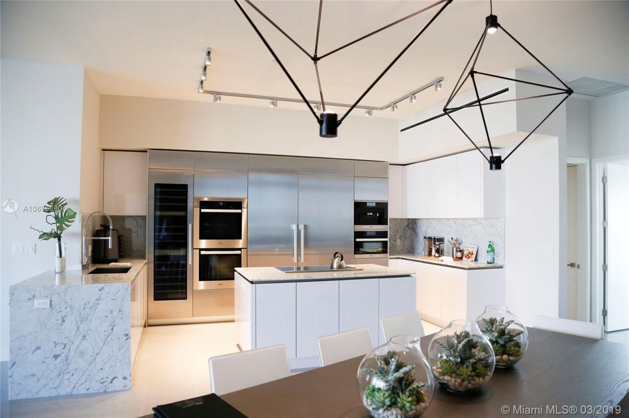 Penthouse in Miami, USA, 650 m² - picture 9