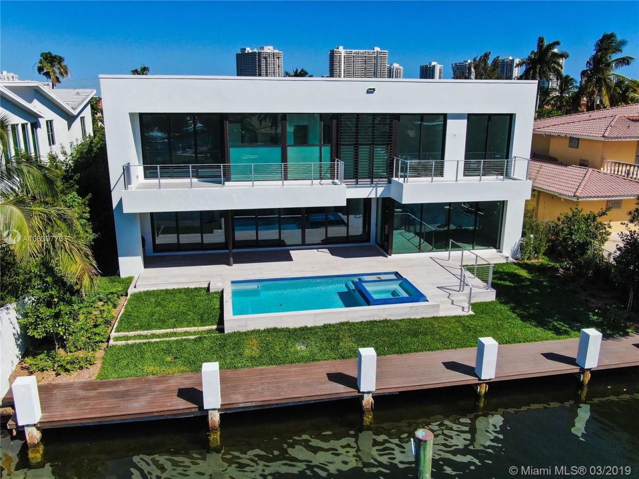 Villa à Miami, États-Unis, 600 m² - image 1