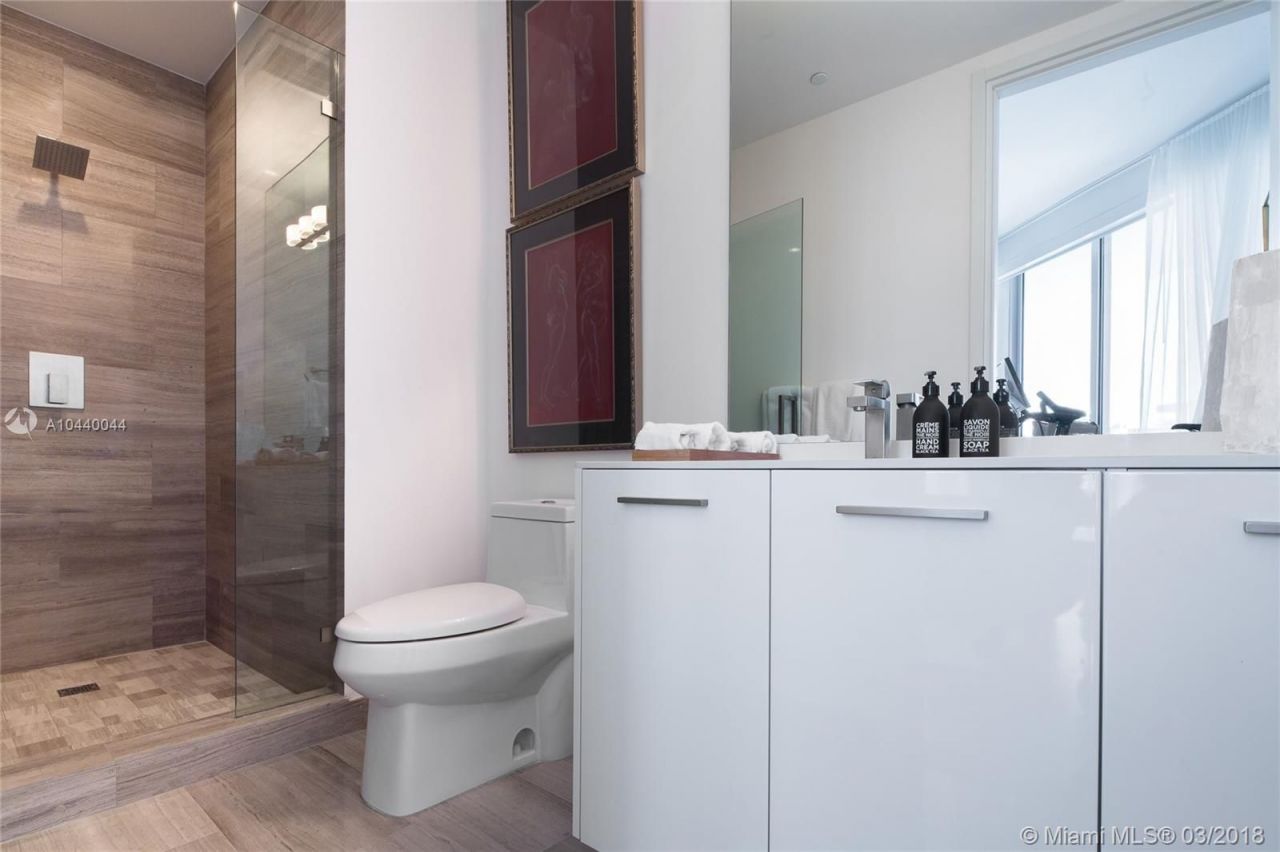 Flat in Miami, USA, 220 m² - picture 8