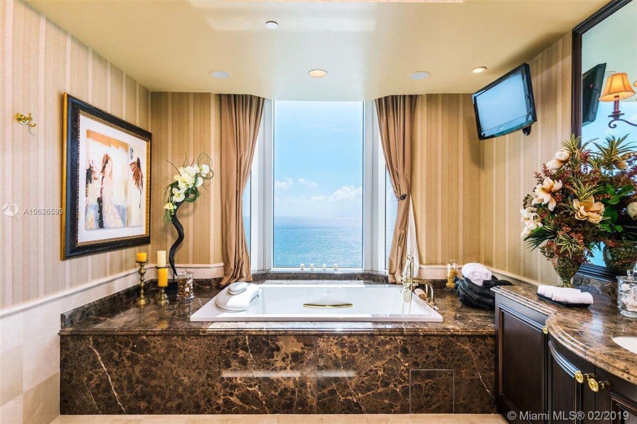 Penthouse in Miami, USA, 520 m² - picture 11