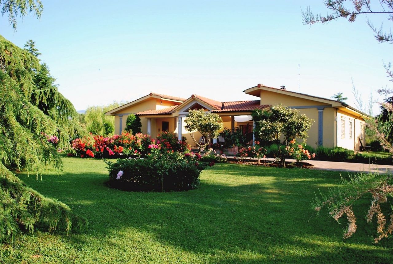 Villa à Viterbe, Italie, 316 m² - image 1