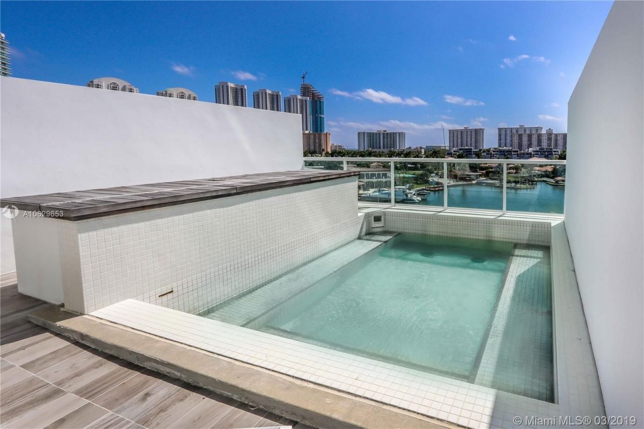 Flat in Miami, USA, 160 m² - picture 1