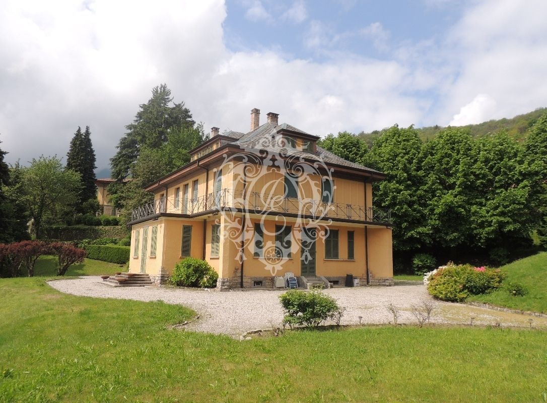 Villa in Civenna, Italy, 654 m² - picture 1