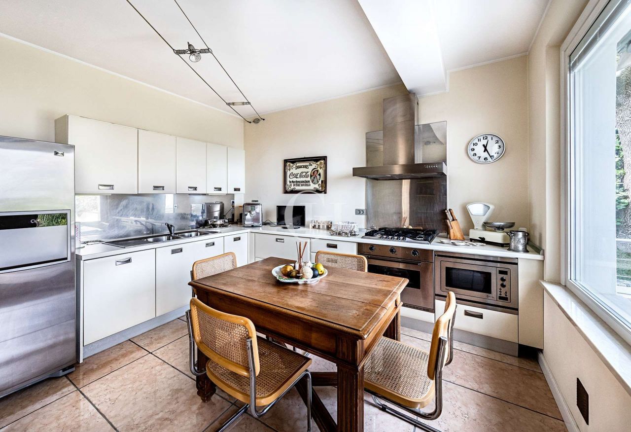 Villa on Lake Garda, Italy, 550 m² - picture 4