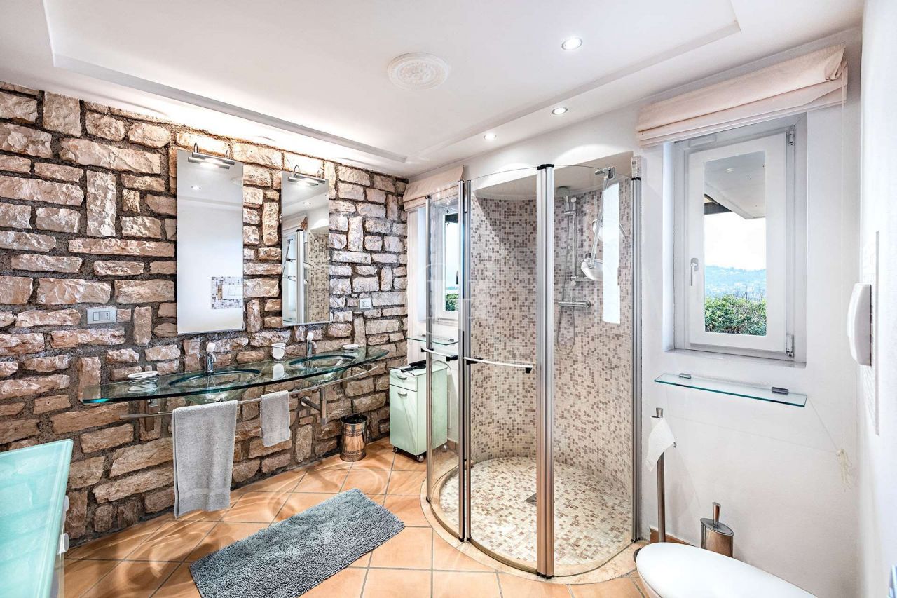 Villa on Lake Garda, Italy, 550 m² - picture 12