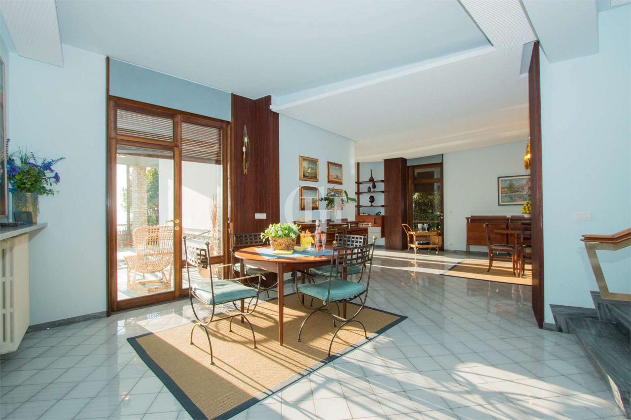 Villa on Lake Garda, Italy, 450 m² - picture 10