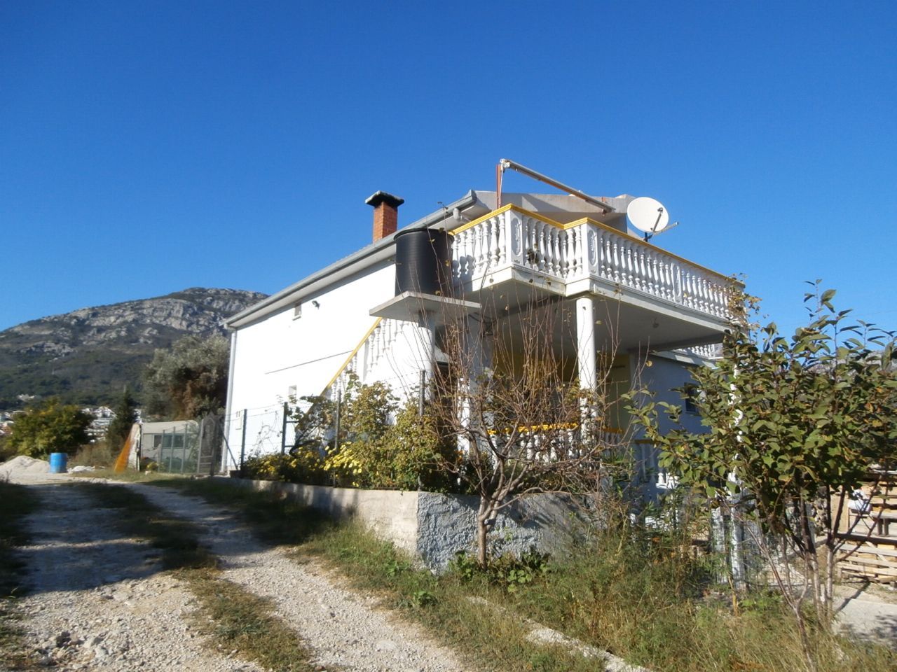 House in Bar, Montenegro, 200 m² - picture 1