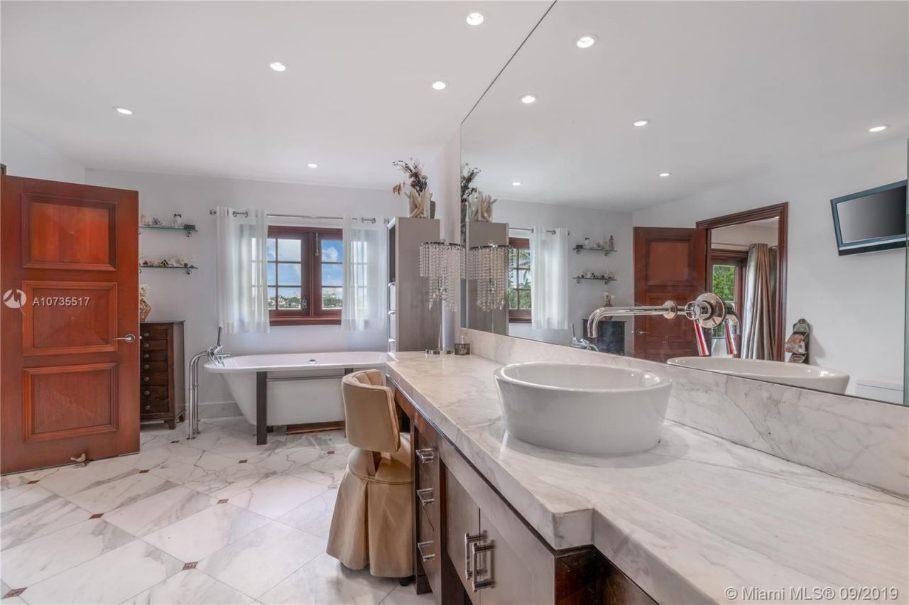 Villa à Miami, États-Unis, 650 m² - image 6