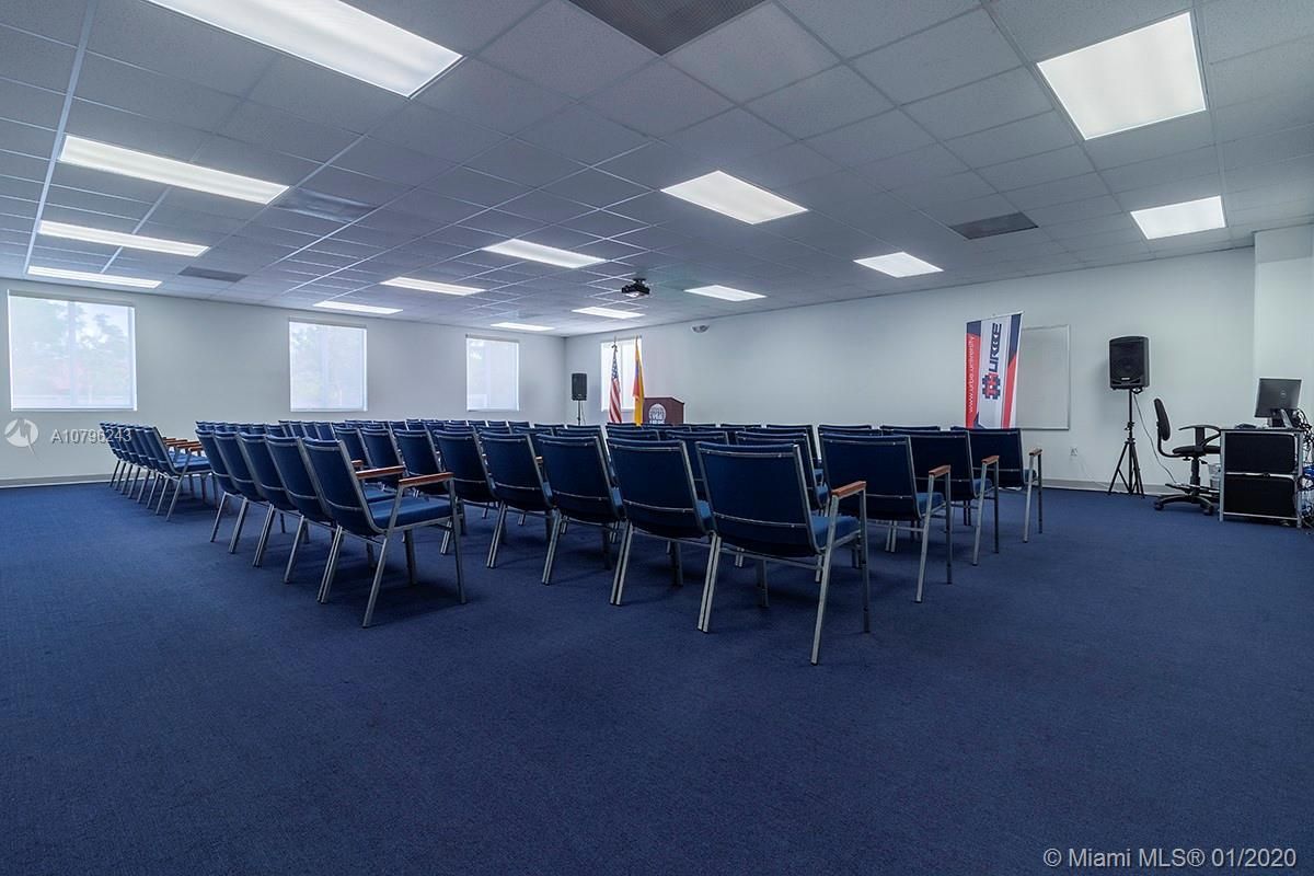 Office in Miami, USA, 1 900 m² - picture 12