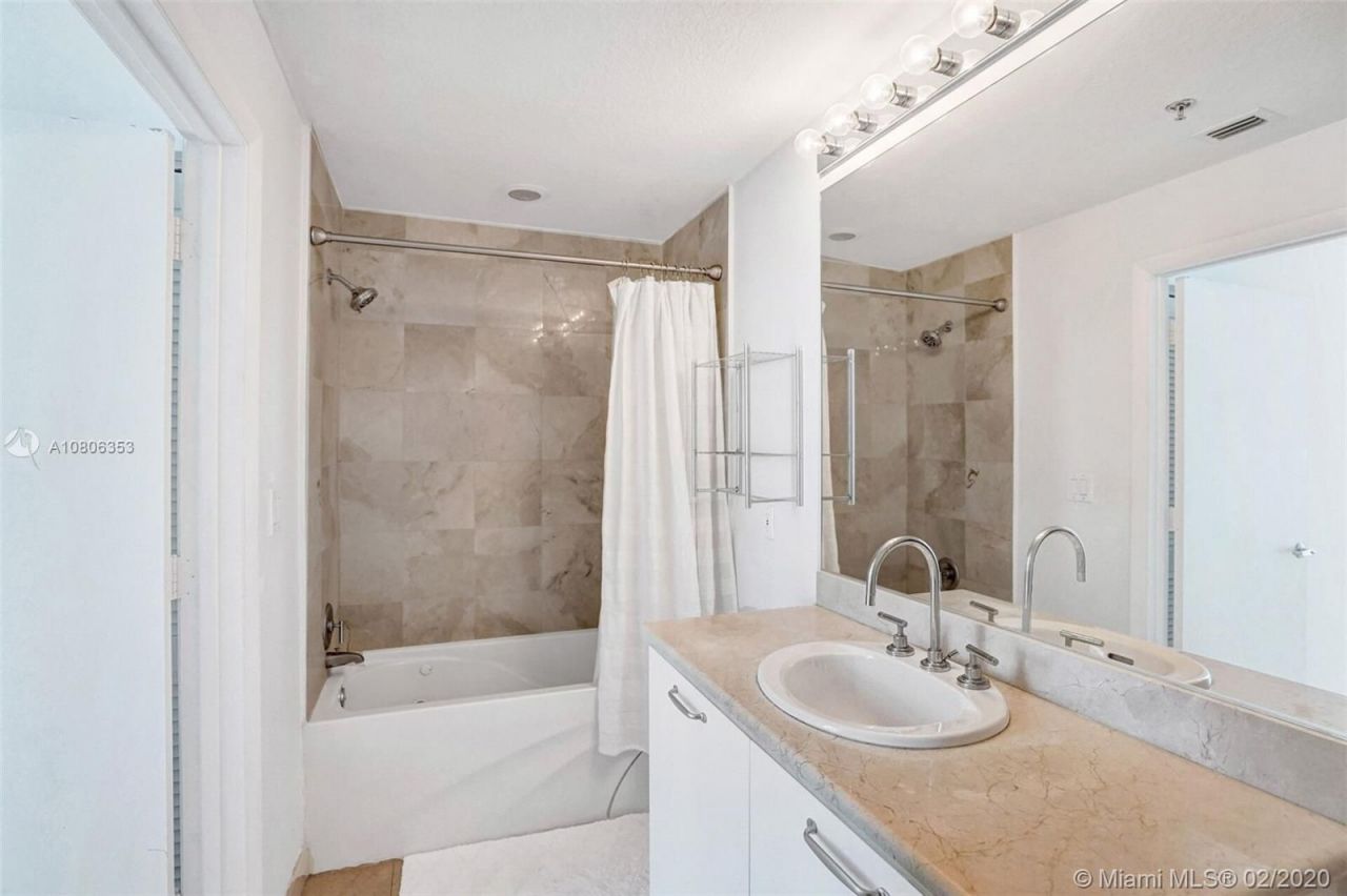 Flat in Miami, USA, 80 m² - picture 10