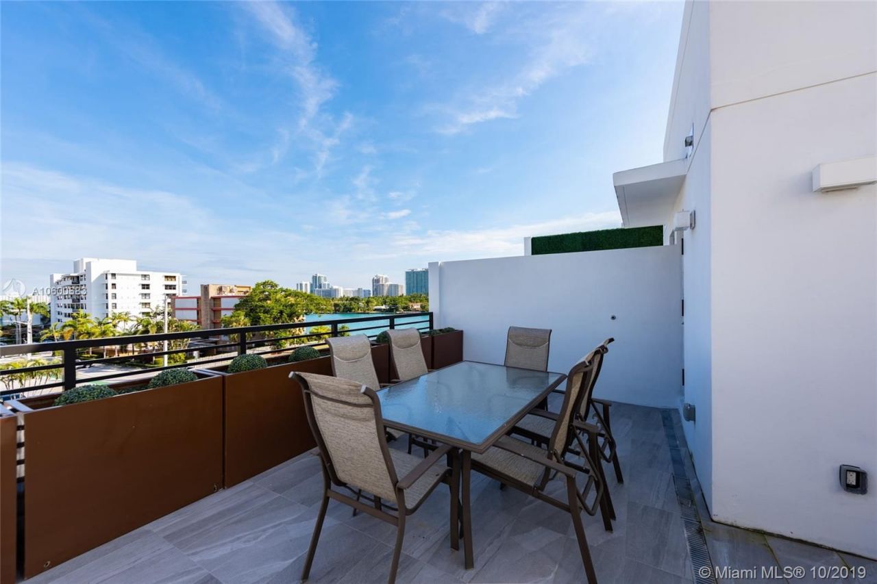 Casa adosada en Miami, Estados Unidos, 210 m² - imagen 17