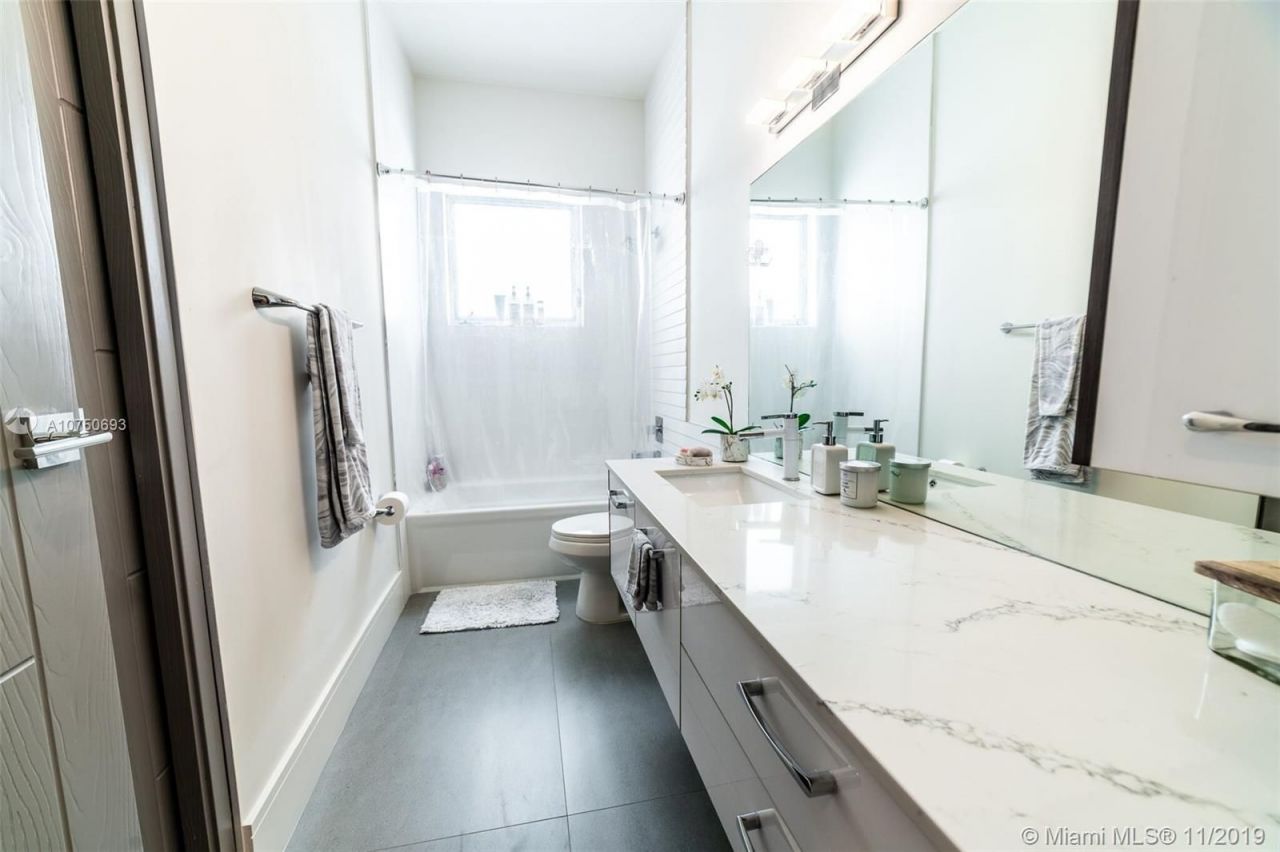 Casa adosada en Miami, Estados Unidos, 200 m² - imagen 6