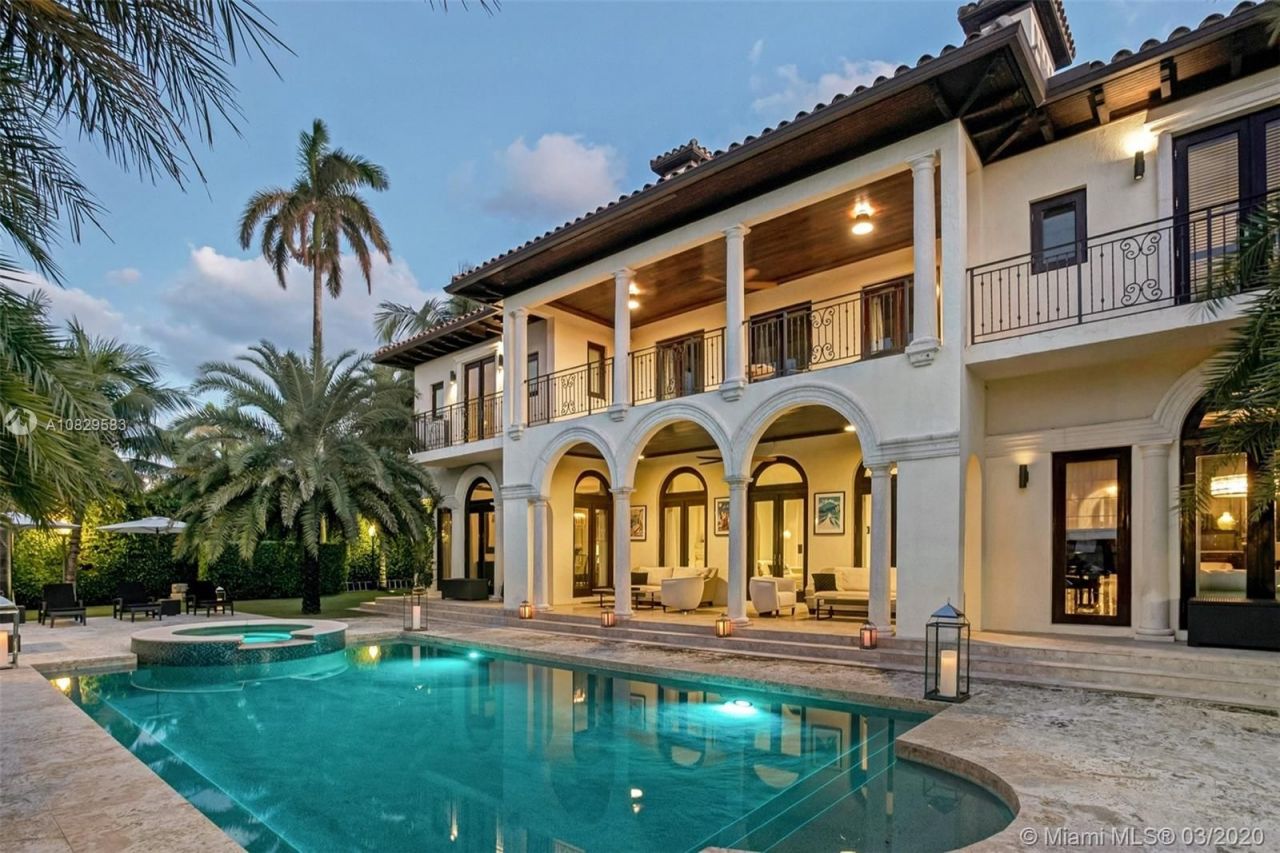 Villa à Miami, États-Unis, 900 m² - image 1