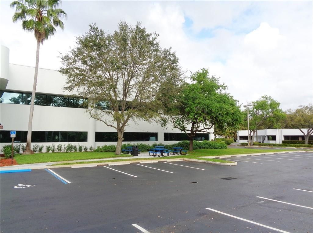 Office in Miami, USA, 2 400 m² - picture 10