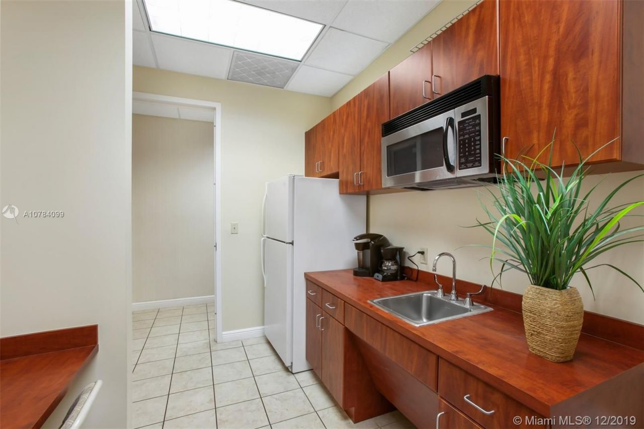 Office in Miami, USA, 1 000 m² - picture 10