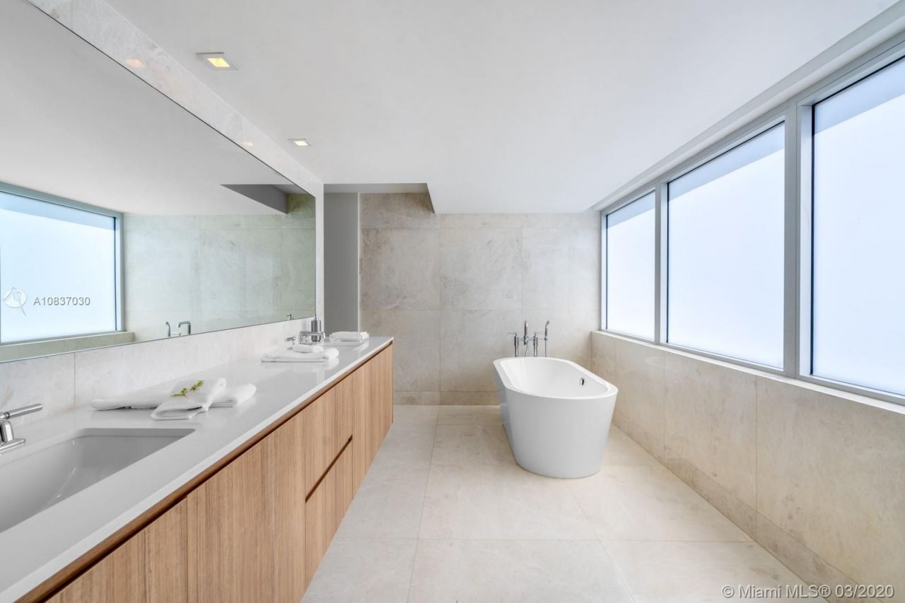 Casa adosada en Miami, Estados Unidos, 240 m² - imagen 7