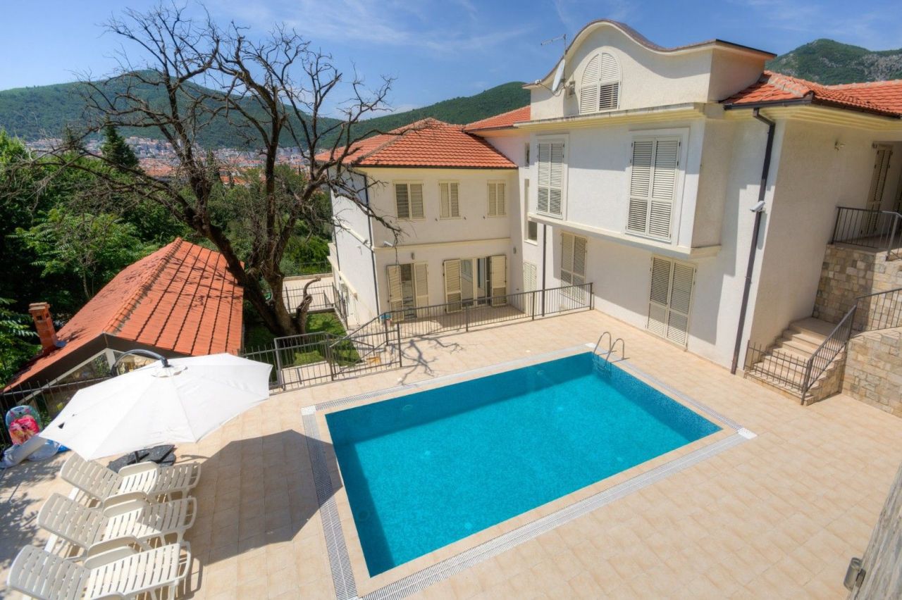 Villa à Budva, Monténégro, 1 000 m² - image 1