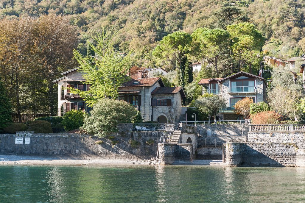 Villa par le Lac de Côme, Italie, 650 m² - image 1