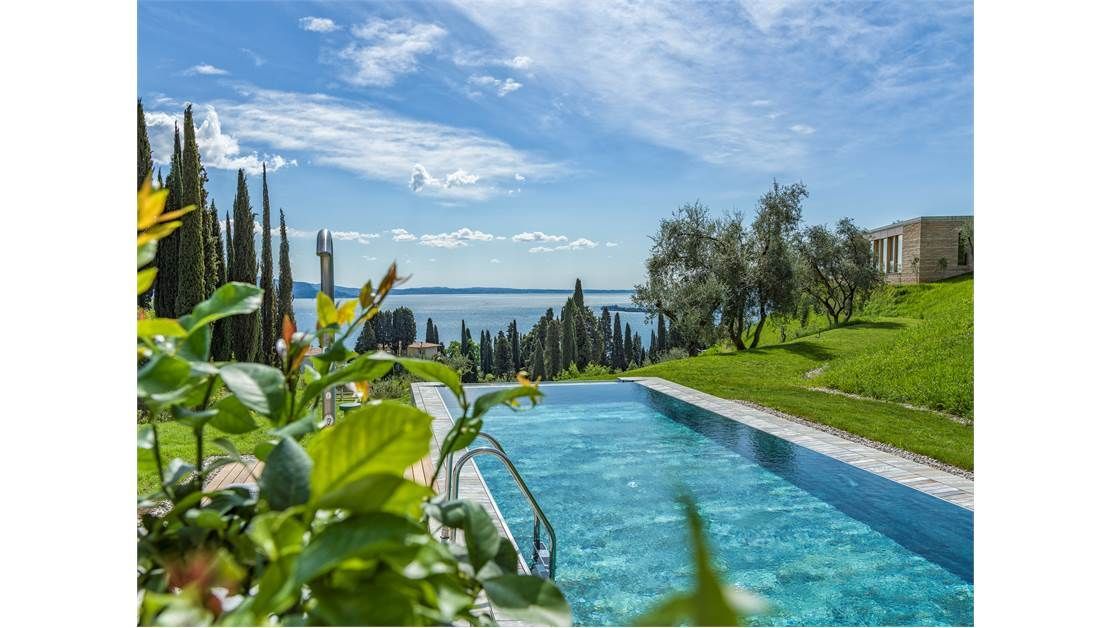 Villa por Lago de Garda, Italia, 1 113 m² - imagen 1