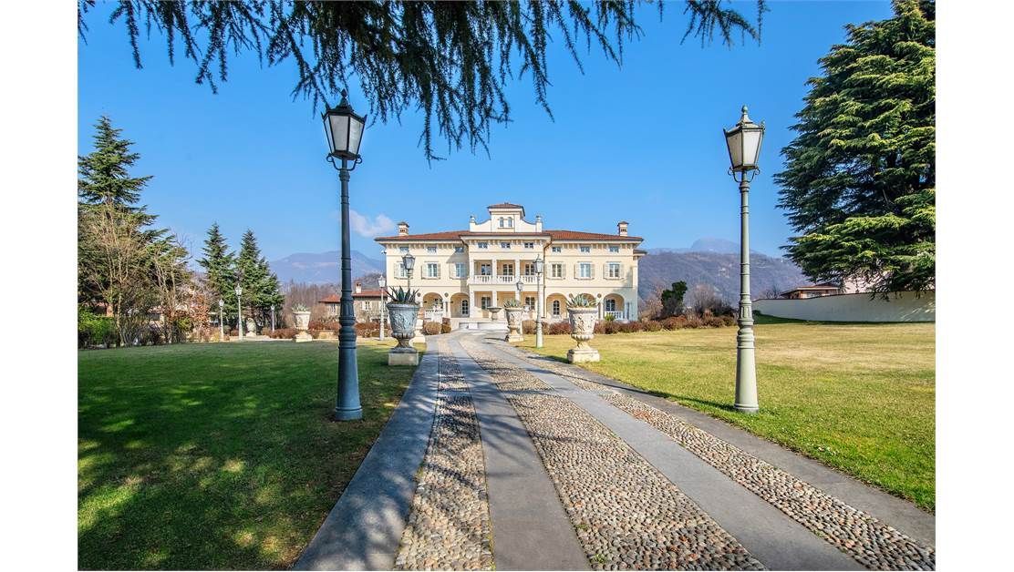 Mansión por Lago Iseo, Italia, 1 700 m² - imagen 1