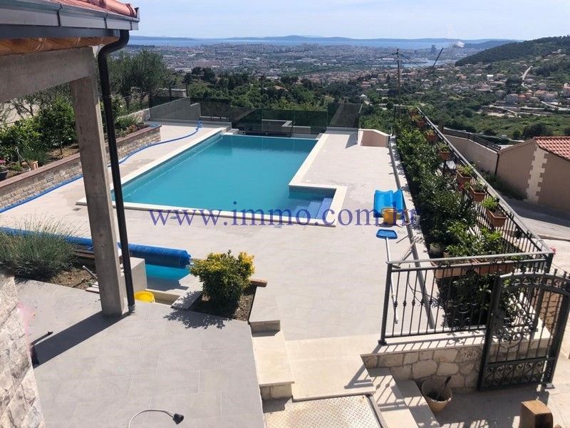 Haus in Split, Kroatien, 378 m² - Foto 1