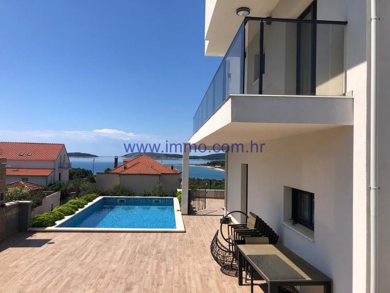 Villa en Šibenik, Croatie, 350 m² - image 1