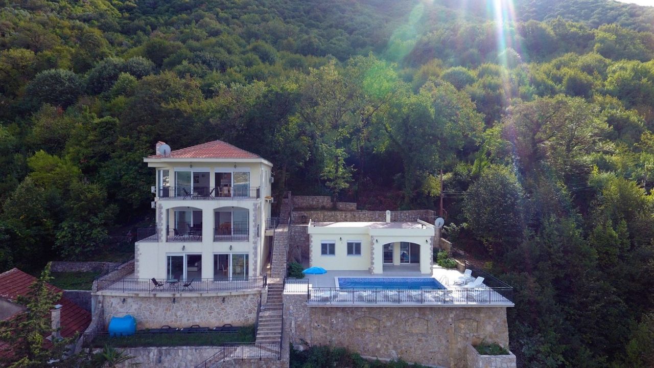 Villa in Kotor, Montenegro, 300 m² - picture 1