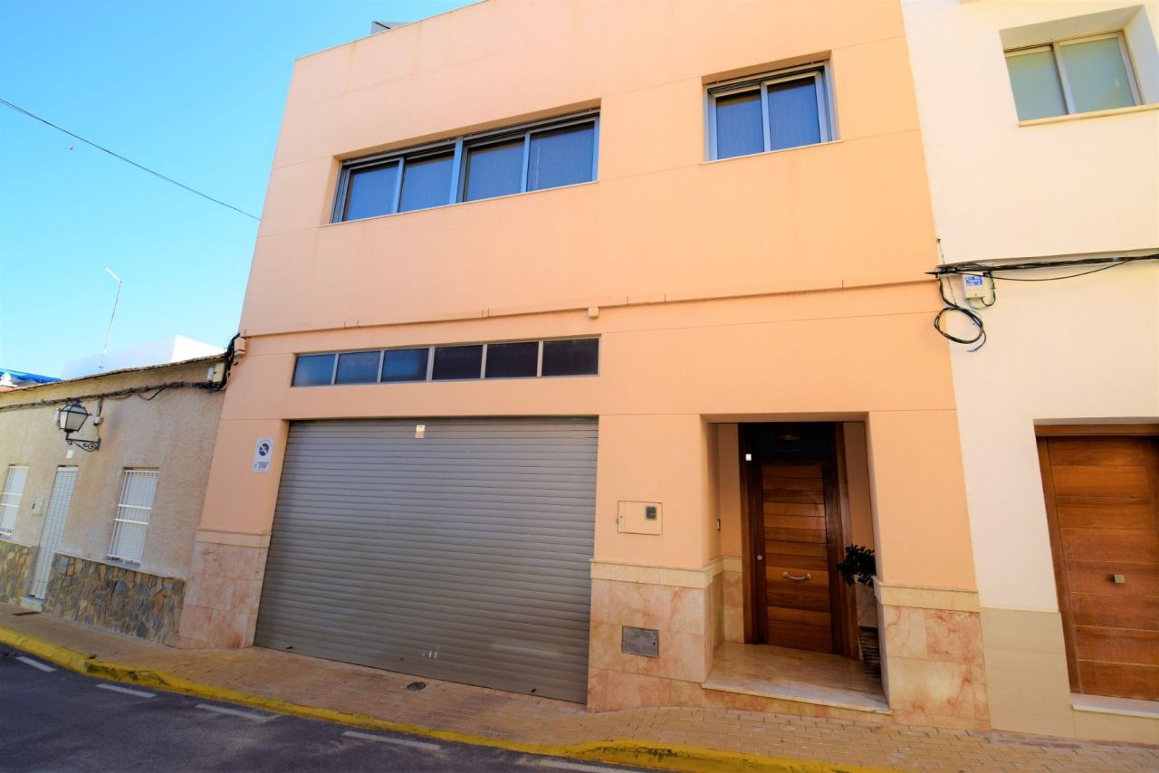 Chalet in Guardamar del Segura, Spain, 280 m² - picture 1
