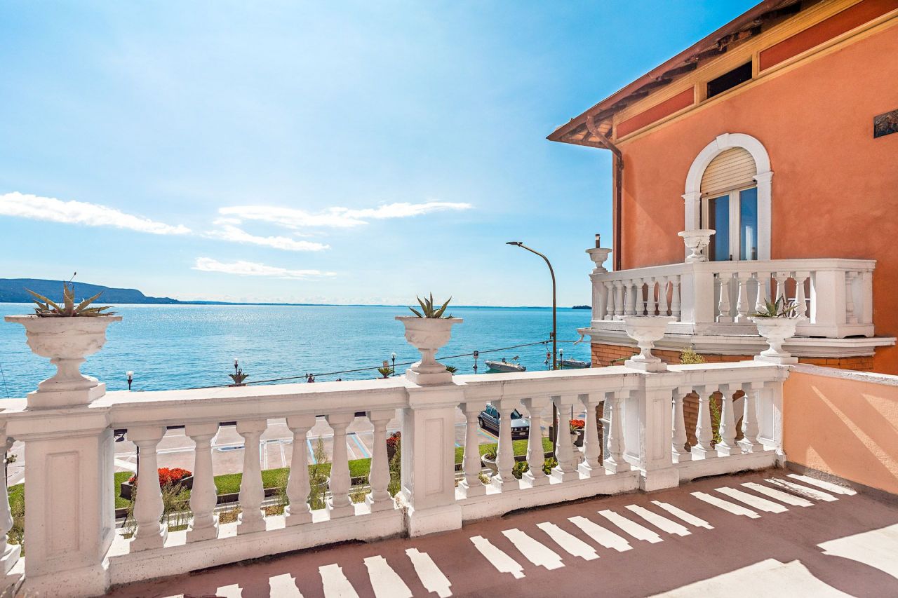 Villa por Lago de Garda, Italia, 540 m² - imagen 1