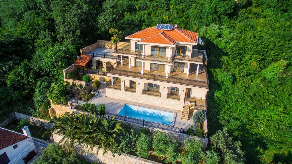 Villa en Budva, Montenegro, 663 m² - imagen 1