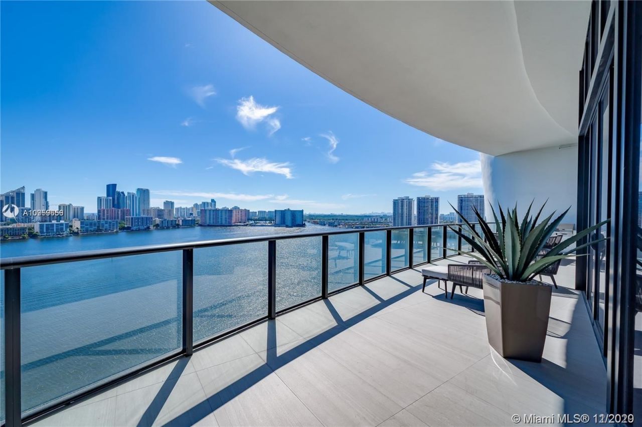 Penthouse in Miami, USA, 400 m² - picture 1