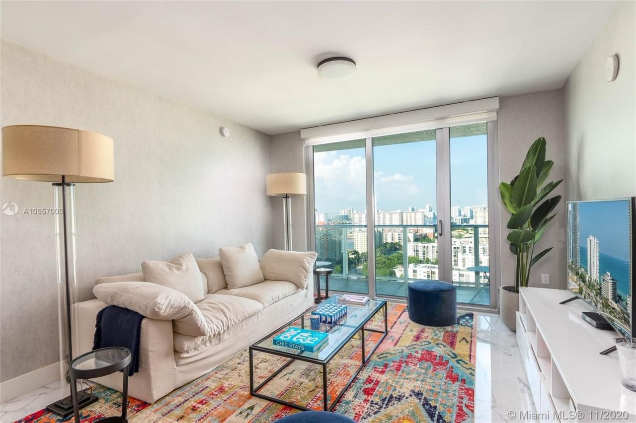 Flat in Miami, USA, 140 m² - picture 1