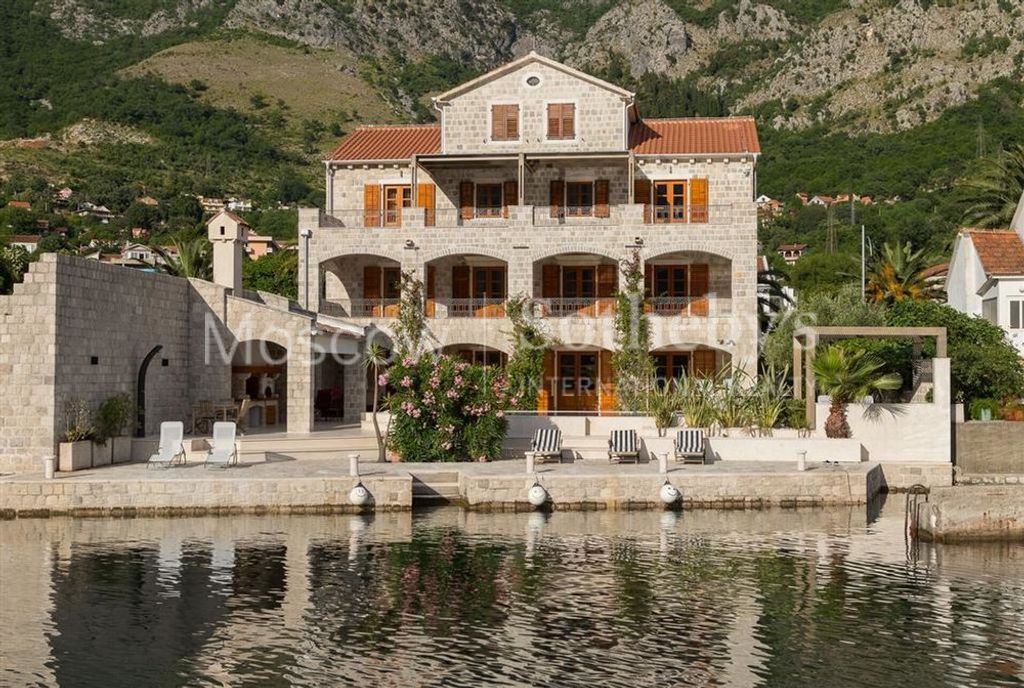 Villa in Risan, Montenegro, 554 m² - picture 1