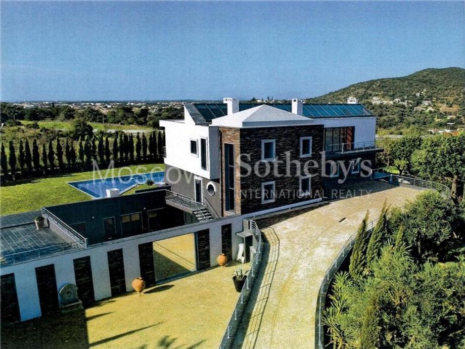 Villa in Loule, Portugal, 475 m² - picture 1