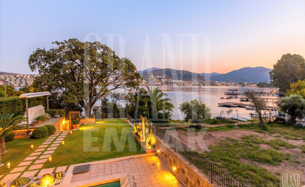 Villa à Bodrum, Turquie, 675 m² - image 1